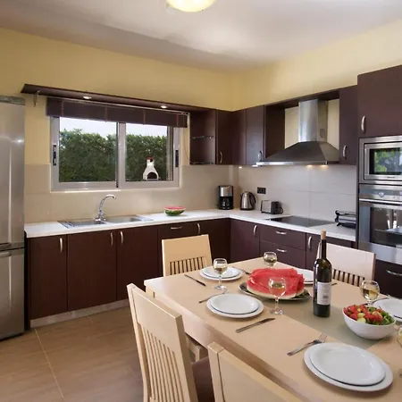Villa Skala Sleeps 6 Pool Wifi